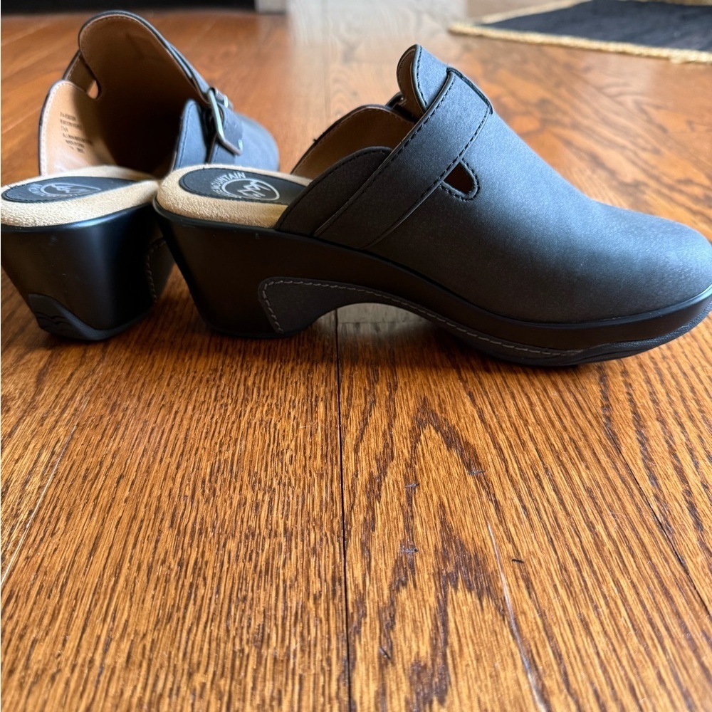 White Mountain Black Slip-On Clogs